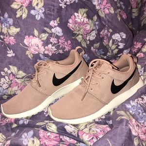 **FINAL price drop**Rose gold Nike ROSHE.
